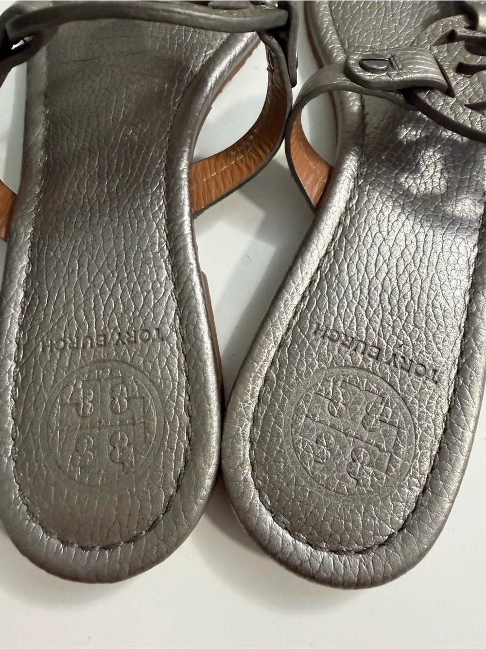 Tory Burch miller Metallic size 8 Pewter Logo Thong Sandals - Picture 6 of 7
